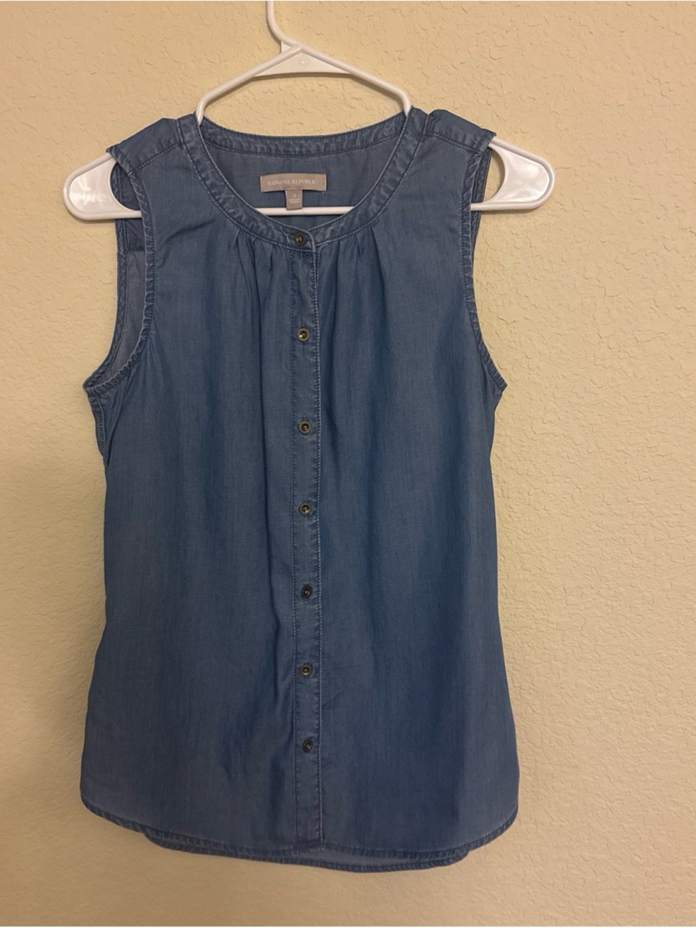J.Crew Sleeveless Chambray Button-Front Top in Denim Blue
